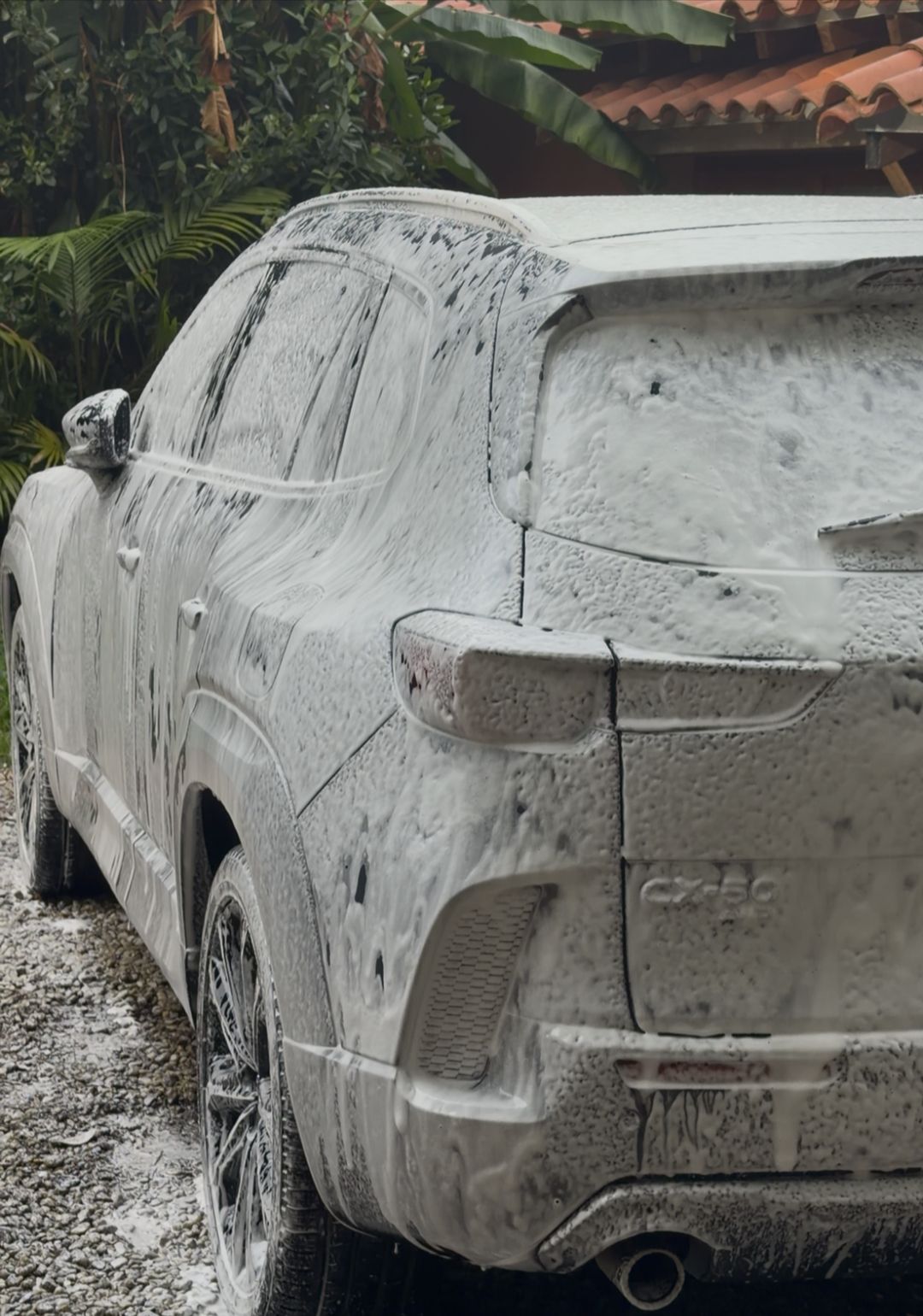 Mazda CX-50 cubierta de espuma activa durante el prelavado