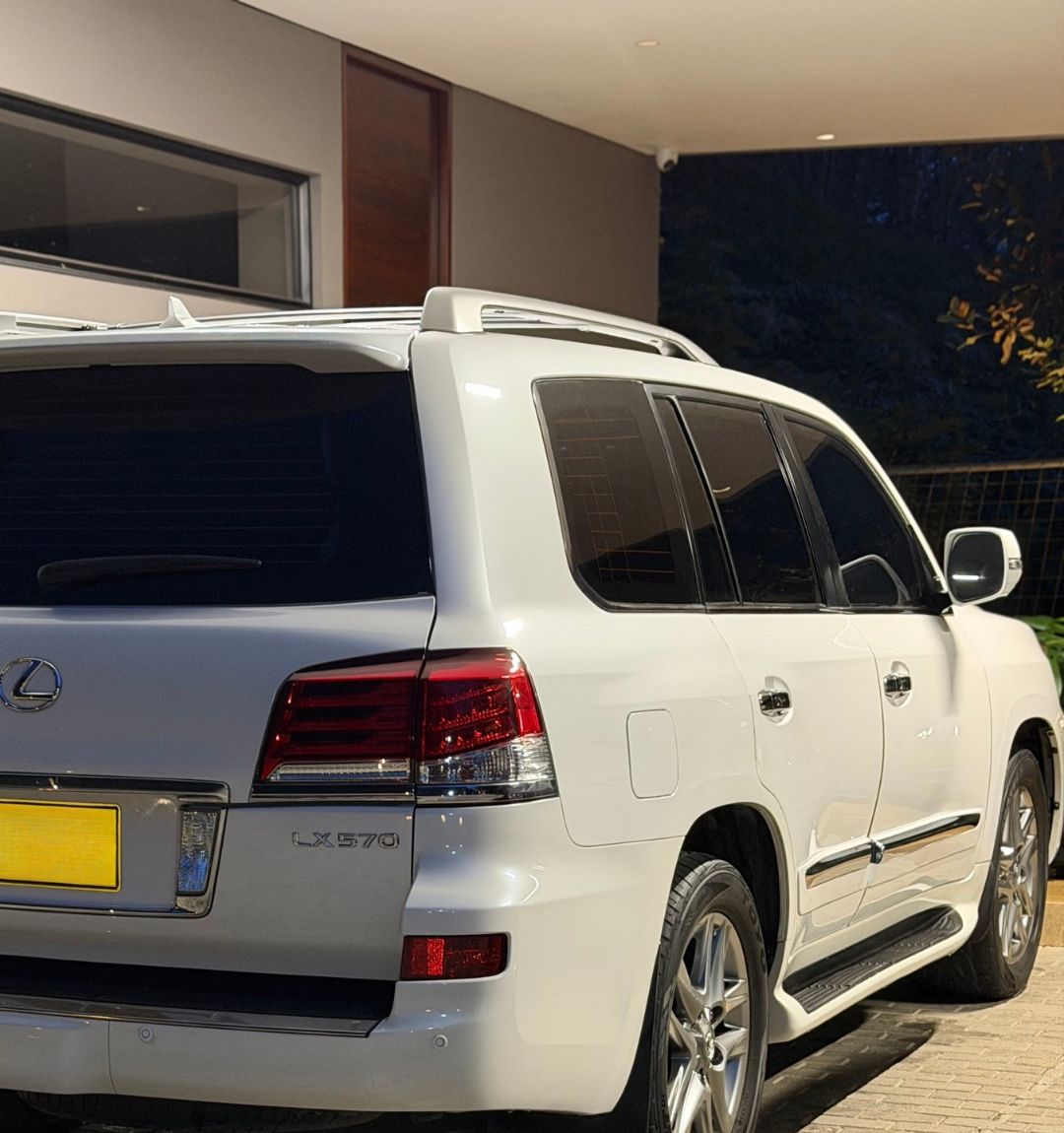 Lexus LX 570 blanco recién detallado en un garaje