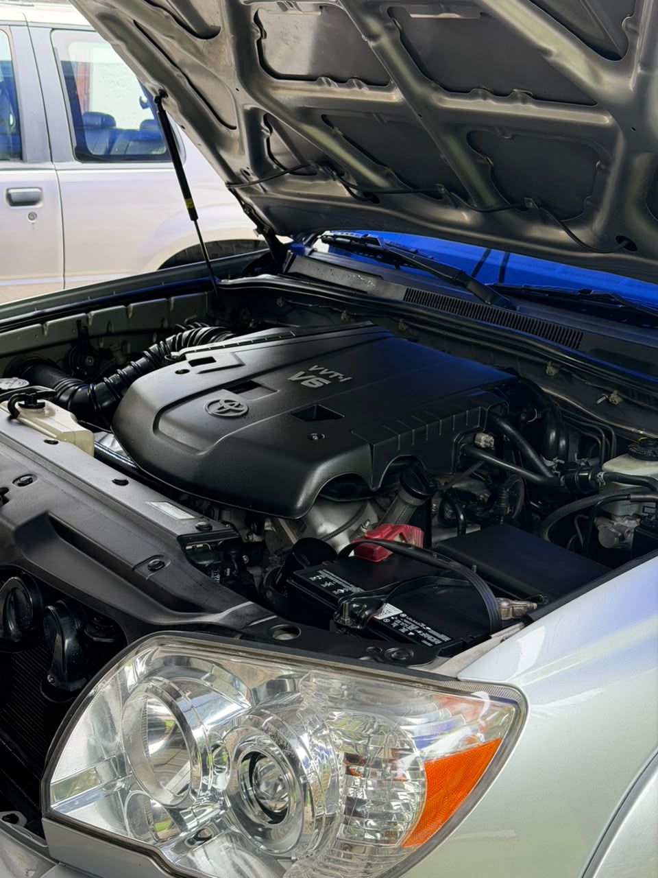 Motor V6 de una Toyota 4Runner limpio, con el capó abierto